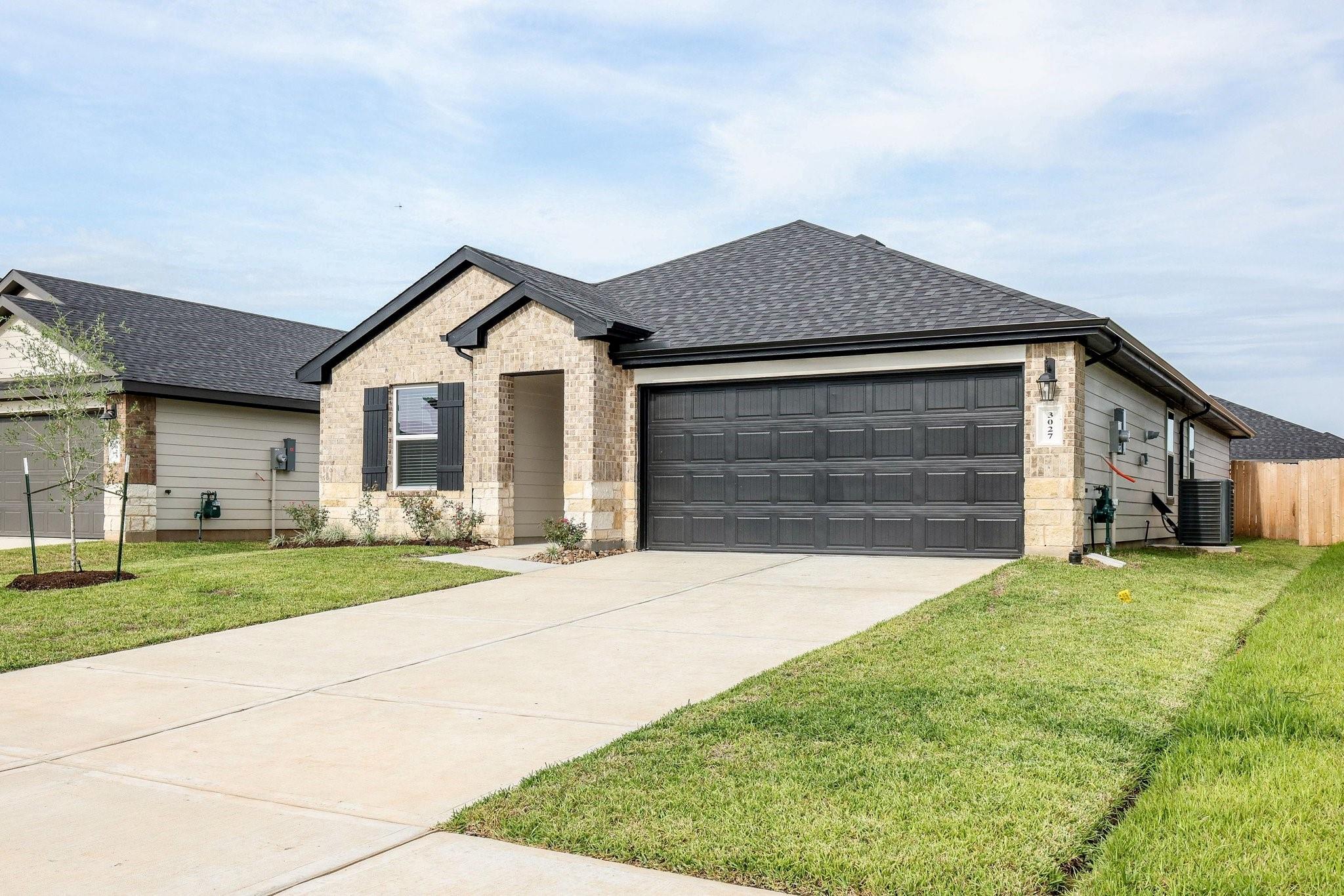 3027 Holland Lakes Dr