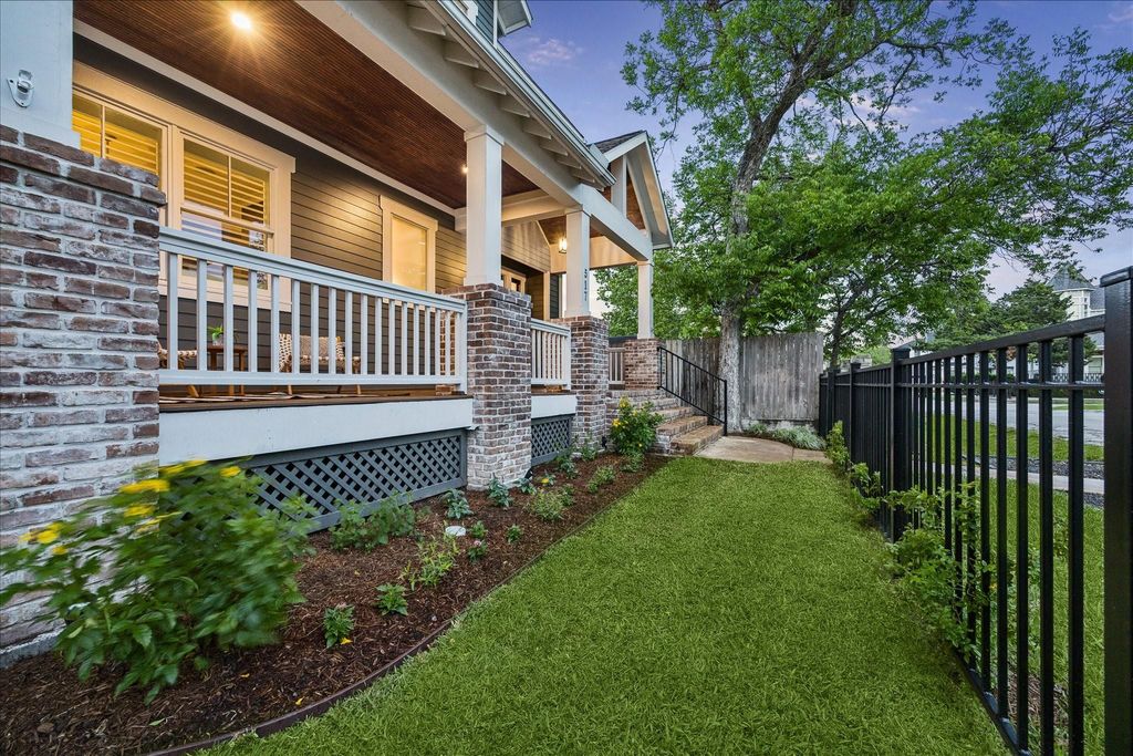 Photo of 517 E 25th Street, Houston, TX 77008 (MLS # 97166261)