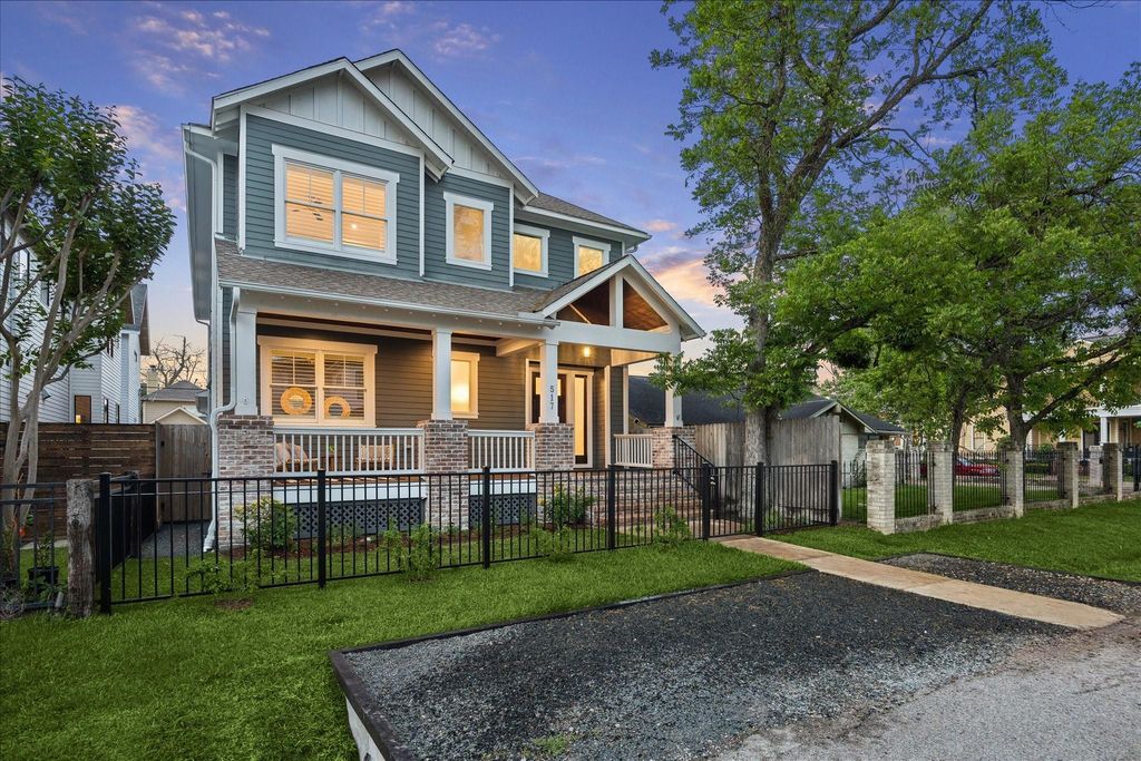 Photo of 517 E 25th Street, Houston, TX 77008 (MLS # 97166261)