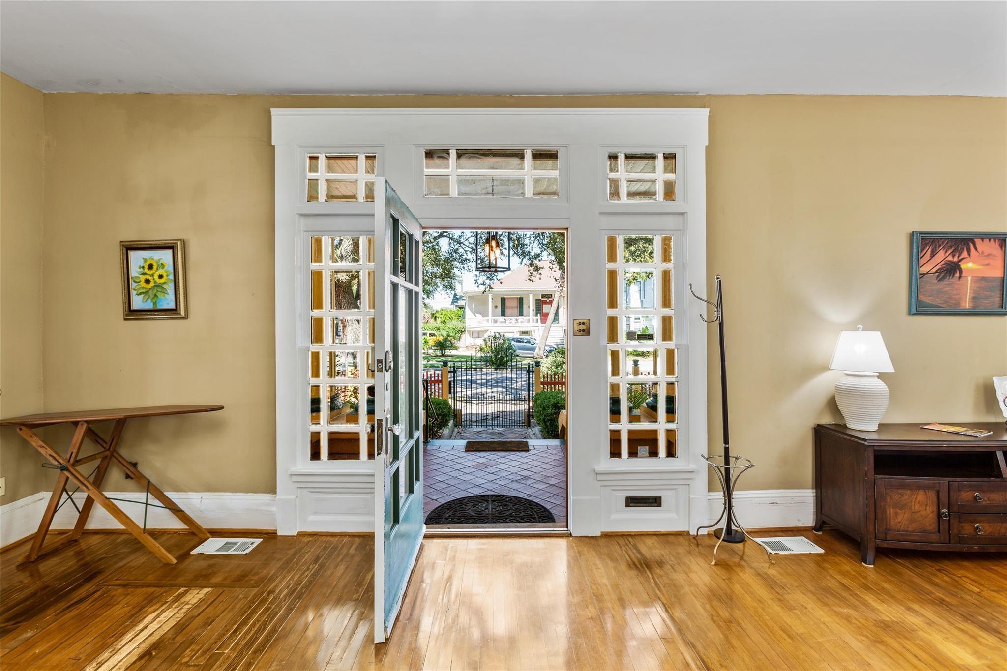 2927 Bernardo De Galvez Avenue