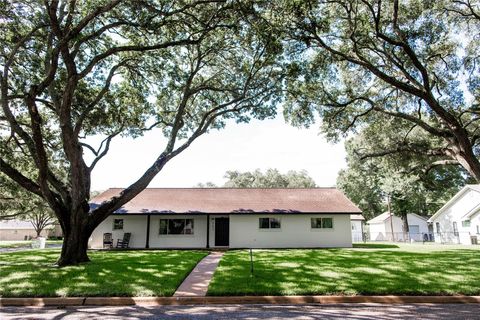 Photo of 503 Maxine ST, East Bernard, TX 77435 (MLS # 10218696)