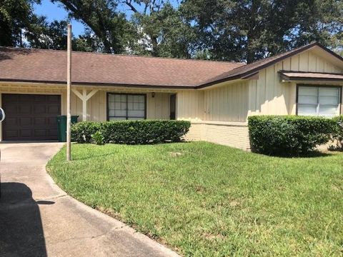 Homes For Sale - 1732 Greenbriar Avenue<br/> Orange County, Orange, TX 77632