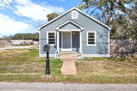 Photo of 918 W Lang Street, Alvin, TX 77511 (MLS # 85823496)