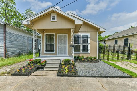 Photo of 7615 Avenue E, Houston, TX 77012 (MLS # 55151501)