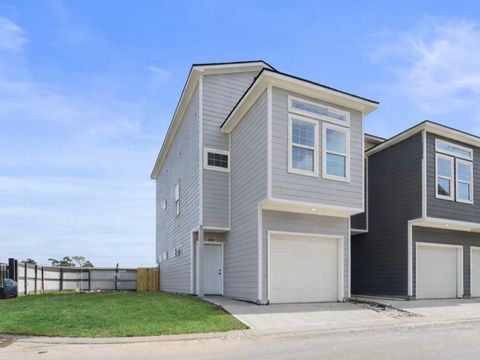 Townhouse For Sale - 18846 Elegance Avenue<br/> Spring, TX 77379