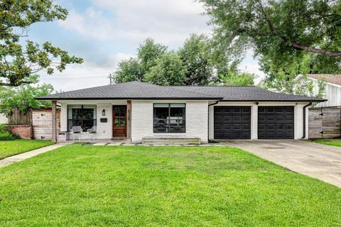 Photo of 6735 Grovewood Lane, Houston, TX 77008 (MLS # 9127485)