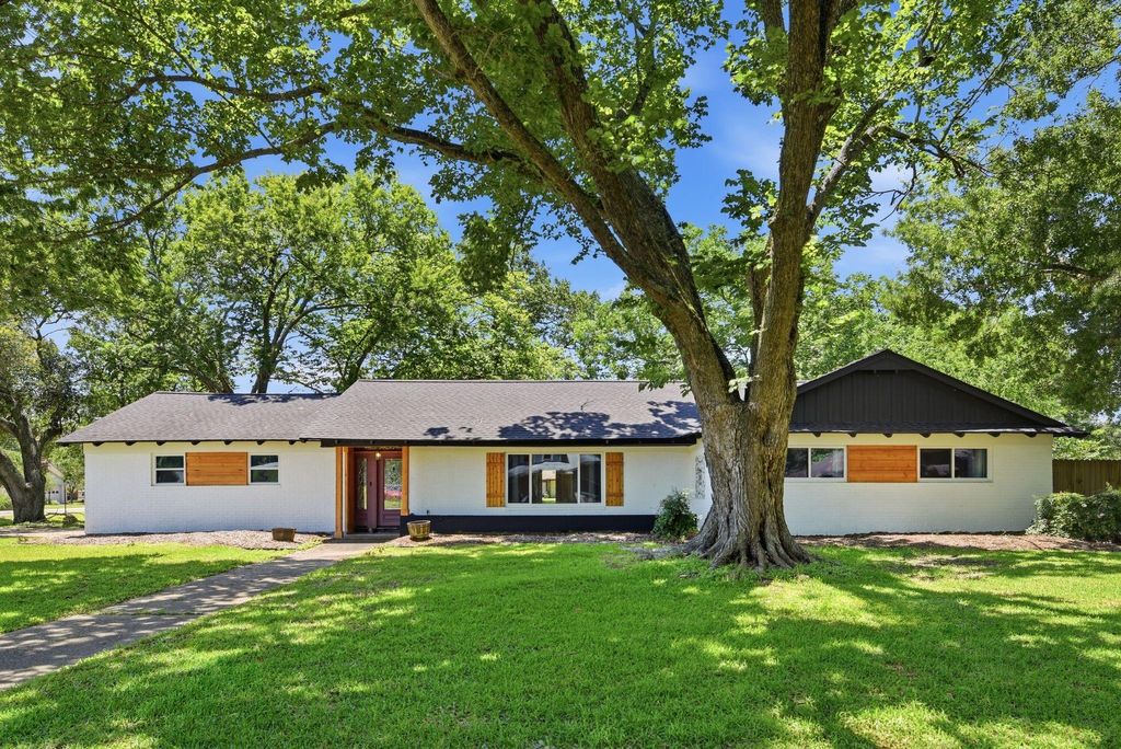 Photo of 101 W Larkspur Drive, Alvin, TX 77511 (MLS # 43170483)