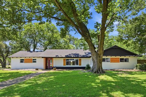 Photo of 101 W Larkspur Drive, Alvin, TX 77511 (MLS # 43170483)