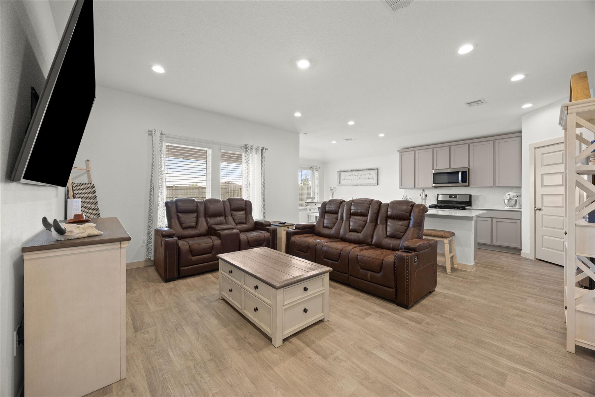 1134 Della Lane