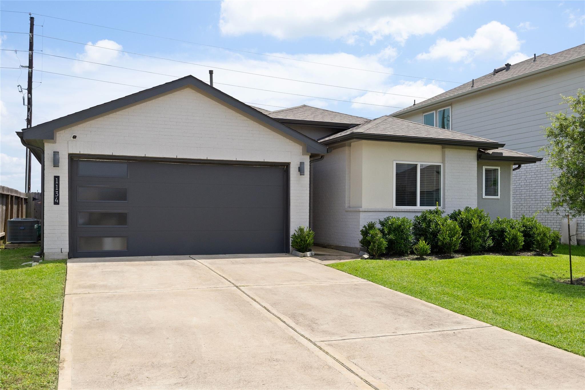 1134 Della Lane