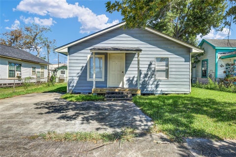Photo of 722 W Broad Street, Freeport, TX 77541 (MLS # 45688839)
