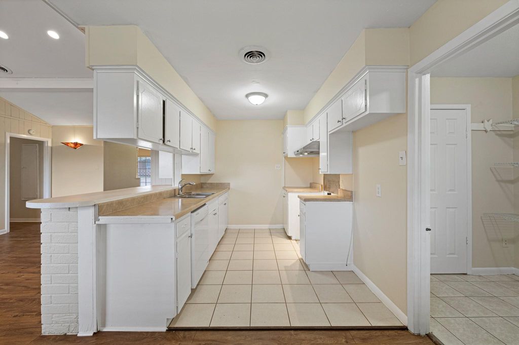 Photo of 2414 Bayou Drive, League City, TX 77573 (MLS # 67370905)