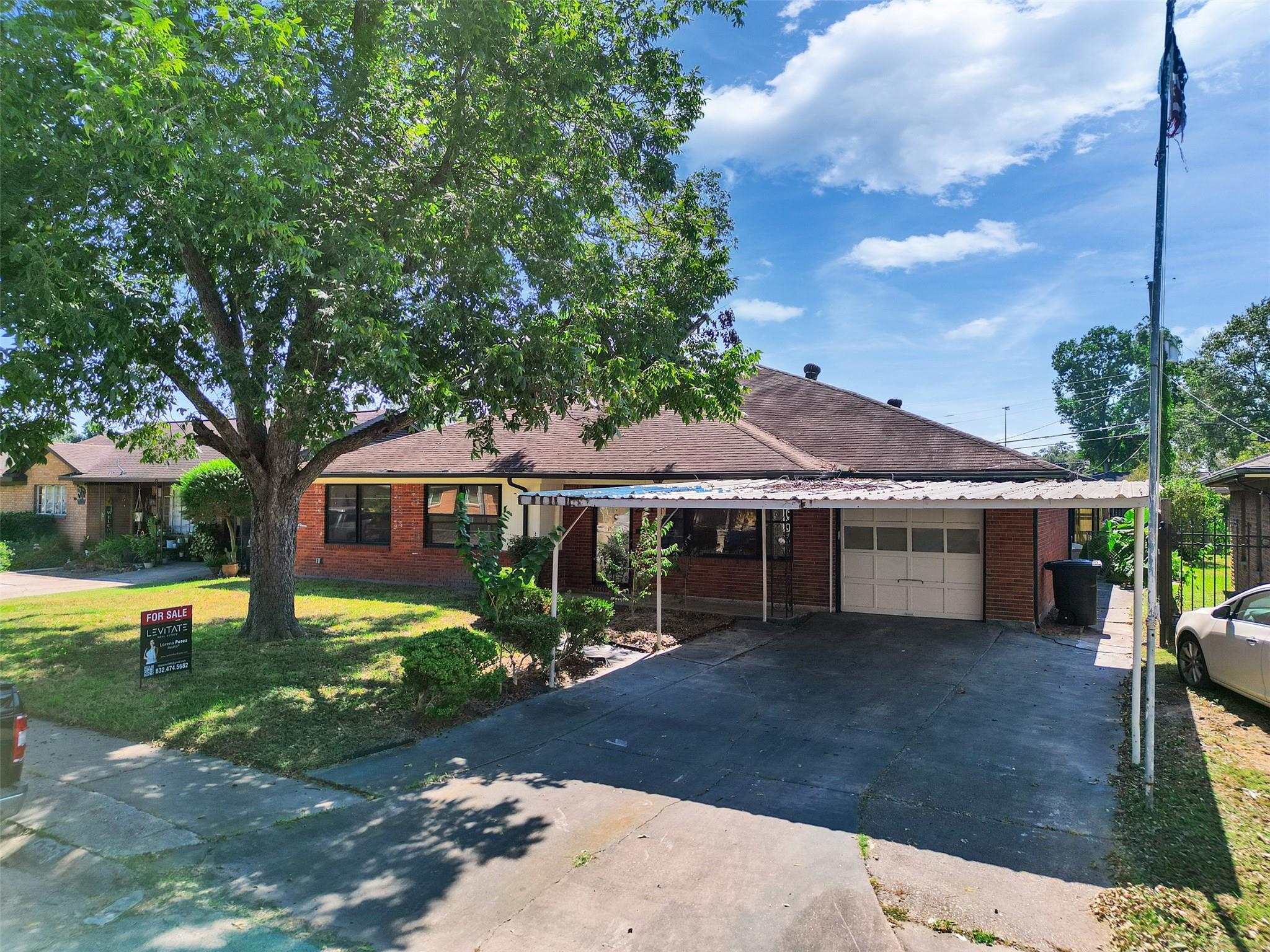 261 W Spreading Oak Drive