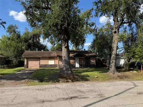 Photo of 13379 Louisville Street, Houston, TX 77015 (MLS # 32218052)