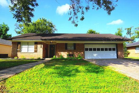 311 Oak Drive Lake Jackson TX 77566
