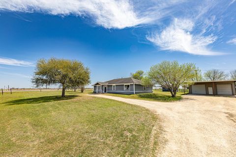 Homes For Sale - 985 County Road 301<br/> Lavaca County, Shiner, TX 77984