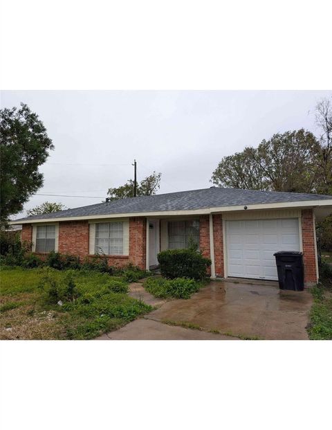 Photo of 10922 Lockgate Lane, Houston, TX 77048 (MLS # 20204782)