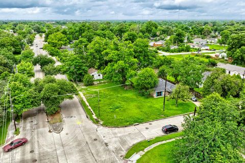 Photo of 4313 Collingsworth Street, Houston, TX 77026 (MLS # 90077290)