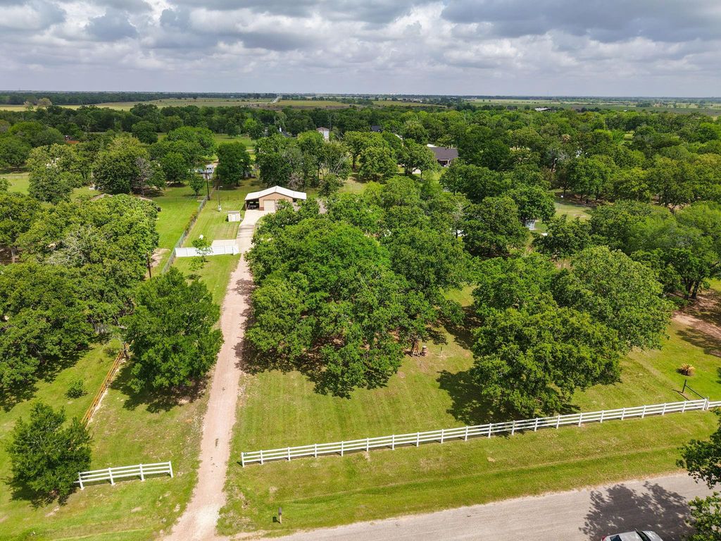 Photo of 101 Pin Oak Lane, Hempstead, TX 77445 (MLS # 15615095)