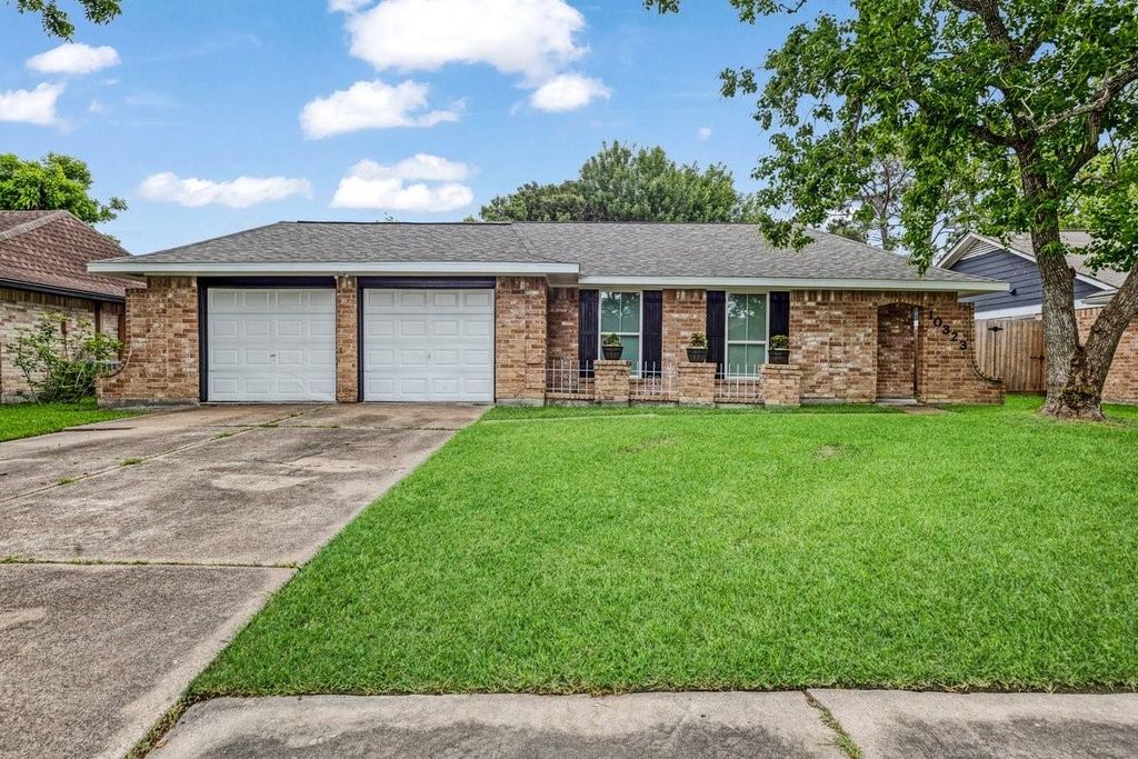 Photo of 10323 Sagebluff Drive, Houston, TX 77089 (MLS # 76742775)