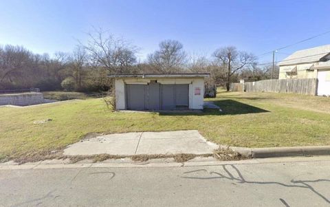 Photo of 2740 Avenue K, Fort Worth, TX 76105 (MLS # 82204433) Photo of 2740 Avenue K, Fort Worth, TX 76105 (MLS # 82204433)
