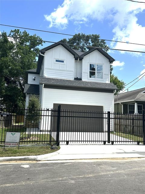 Photo of 1415 E 35th Street, Houston, TX 77022 (MLS # 69449879)