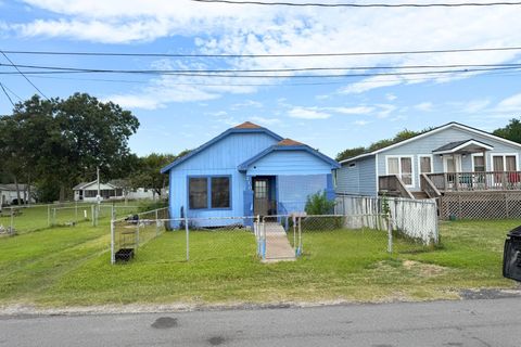 Photo of 210 1st Street, Dickinson, TX 77539 (MLS # 35223488)
