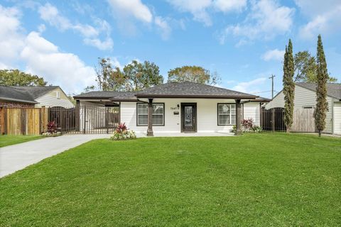 Photo of 7647 Greendowns Street, Houston, TX 77087 (MLS # 62725399)