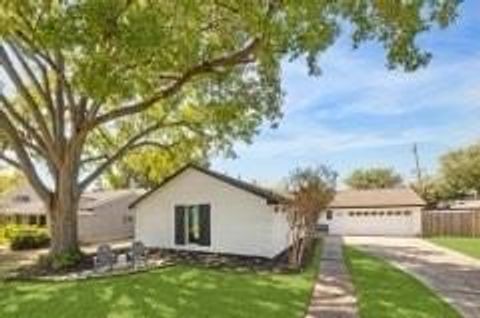 Photo of 1202 Walnut Bend Lane, Houston, TX 77042 (MLS # 26343519)