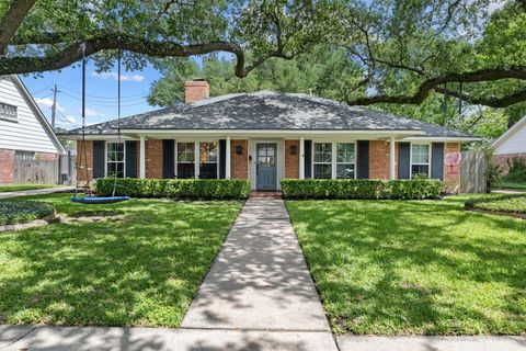 Photo of 8014 Meadowvale Drive, Houston, TX 77063 (MLS # 21344535)