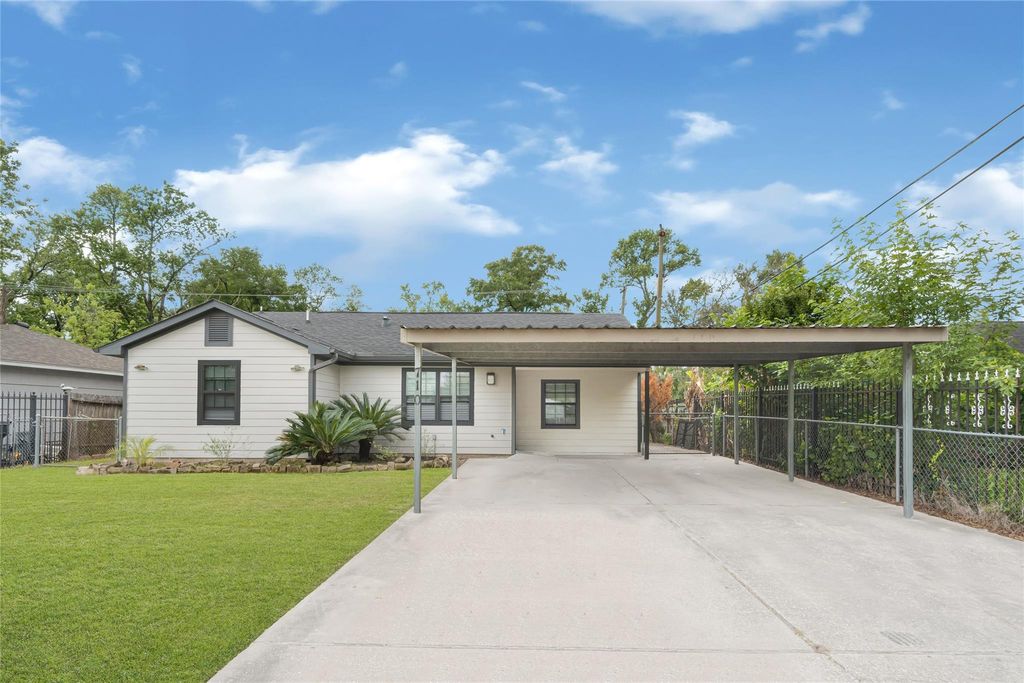 Photo of 710 Woodhue Street, Channelview, TX 77530 (MLS # 5382738)