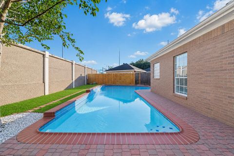 Homes For Sale - 1508 Red Bud Court<br/> Pearland, TX 77581