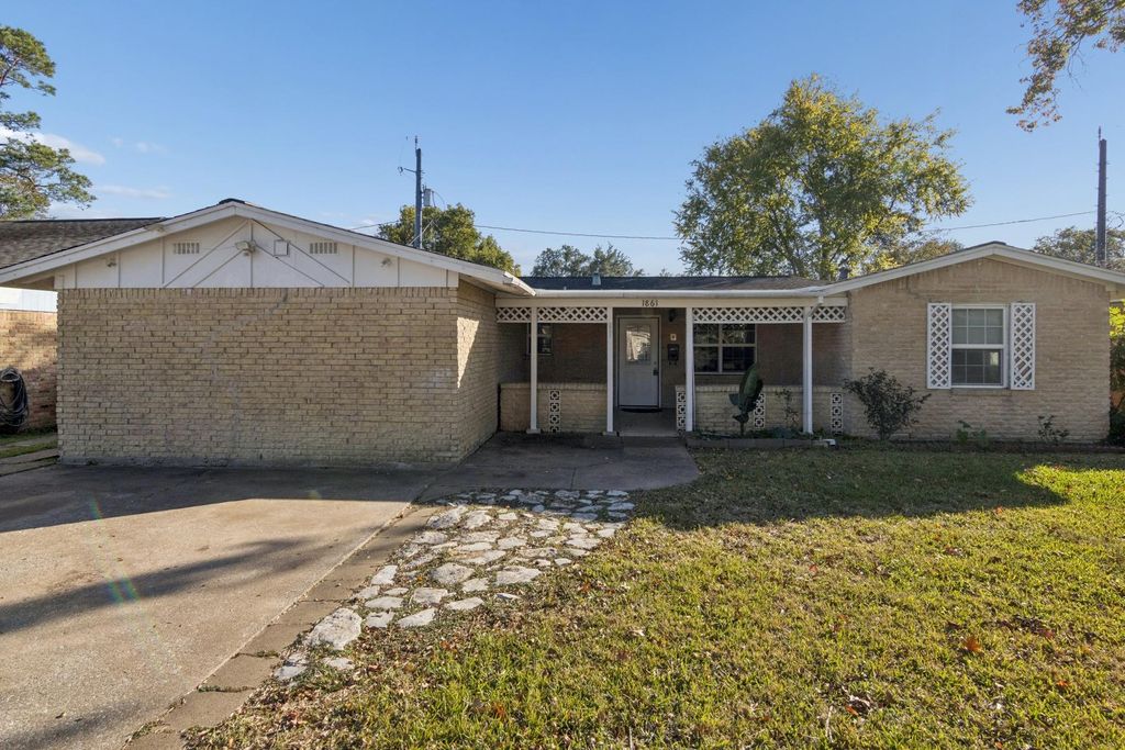 Photo of 1861 Dolphin Drive Dr, Seabrook, TX 77586 (MLS # 66960996)