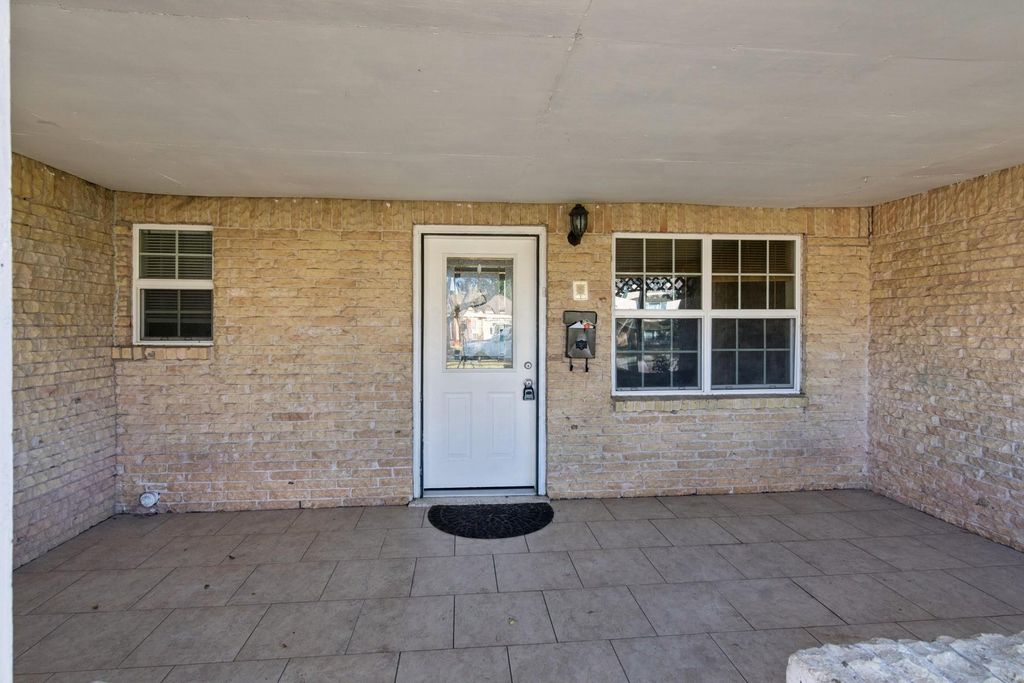 Photo of 1861 Dolphin Drive Dr, Seabrook, TX 77586 (MLS # 66960996)