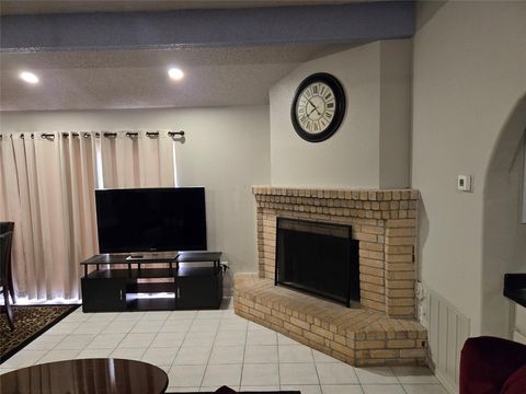 Homes For Sale - 4111 Knoll Glen Drive<br/> Houston, TX 77082