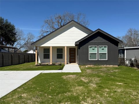 Homes For Sale - 512 Morrell Street<br/> Baytown, TX 77520