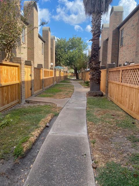 9850 Pagewood Lane 405 Houston TX 77042