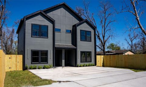 Photo of 1010 Calvin Avenue #B, Houston, TX 77088 (MLS # 16797955)