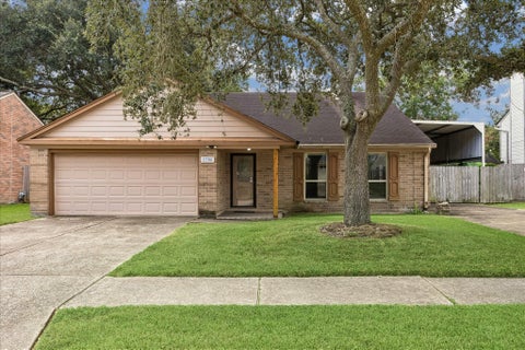 Photo of 2308 Parkview Drive, Pearland, TX 77581 (MLS # 35700473)