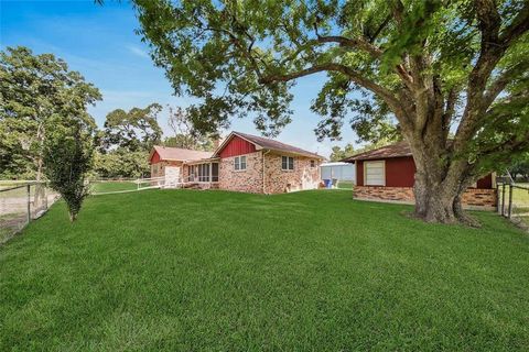 Photo of 2201 Badger Lane, Huntsville, TX 77320 (MLS # 33001403)