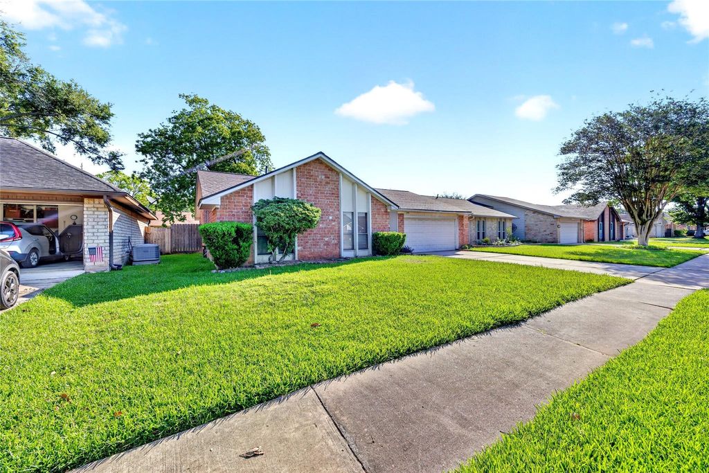Photo of 3031 Shawnee Drive, Sugar Land, TX 77479 (MLS # 21685766)