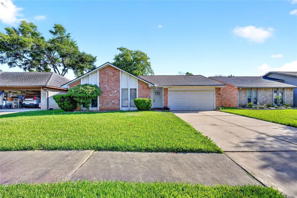 Photo of 3031 Shawnee Drive, Sugar Land, TX 77479 (MLS # 21685766)