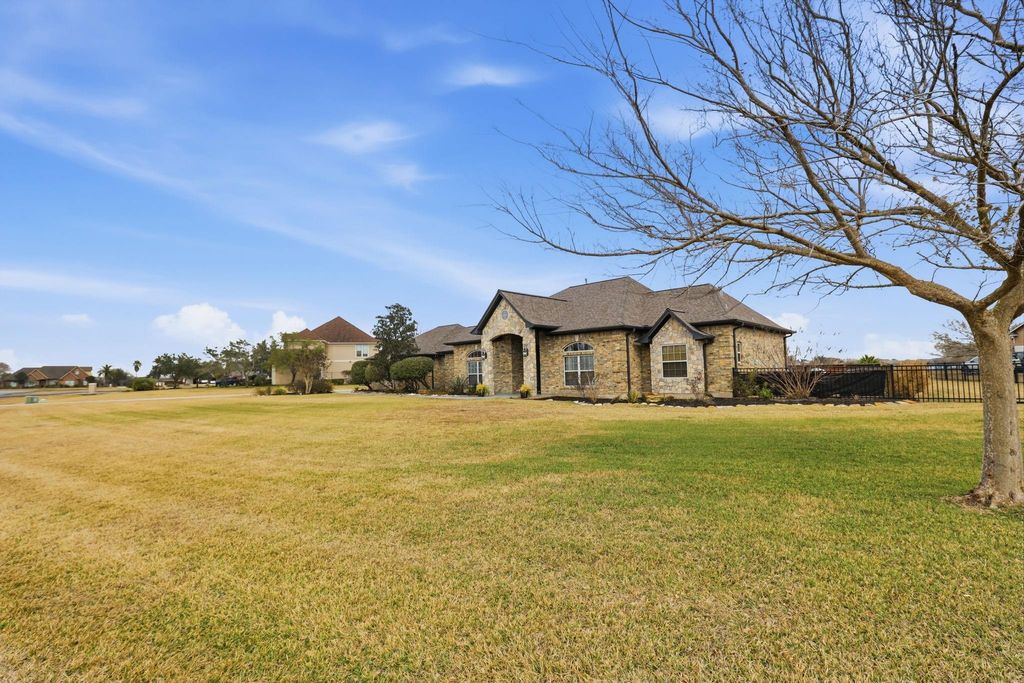 Photo of 422 Lago Circle Drive N, Santa Fe, TX 77517 (MLS # 3523269)