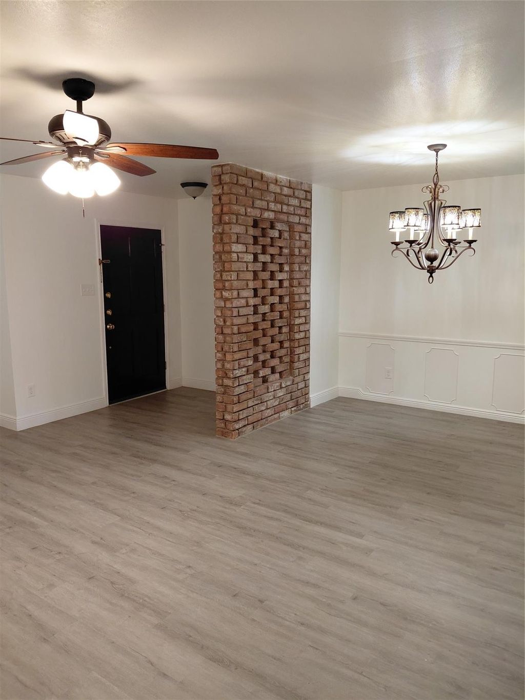 Photo of 13150 Trail Hollow Dr, Houston, TX 77079 (MLS # 25455966)