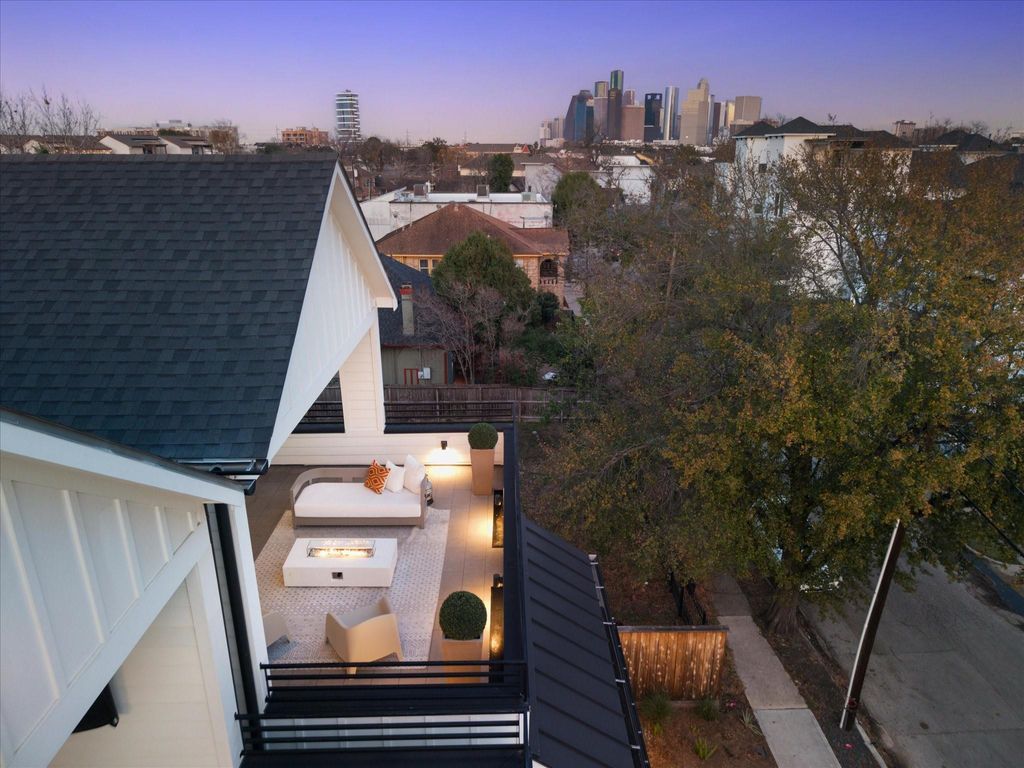 Photo of 1410 Indiana Street, Houston, TX 77006 (MLS # 65796087)