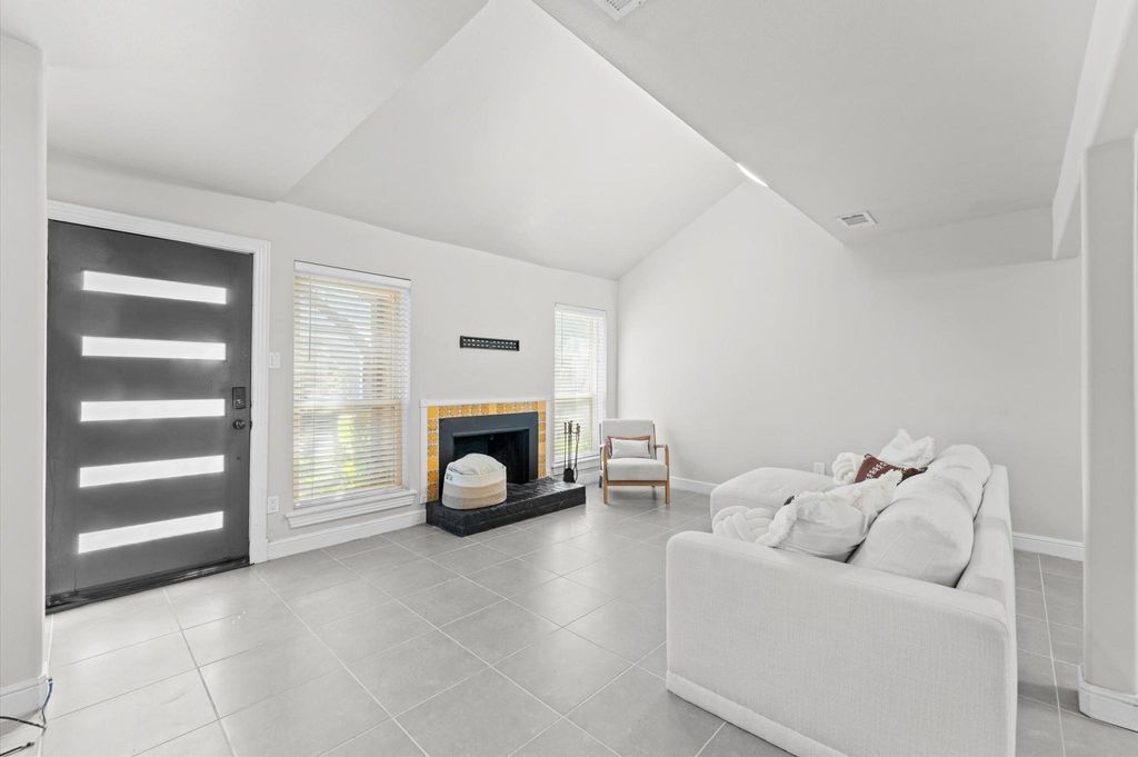 Photo of 775 Worthshire Street, Houston, TX 77008 (MLS # 49277587)