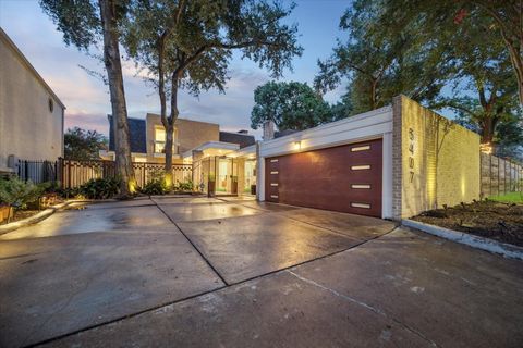 Photo of 5407 John Dreaper Drive, Houston, TX 77056 (MLS # 13822504)