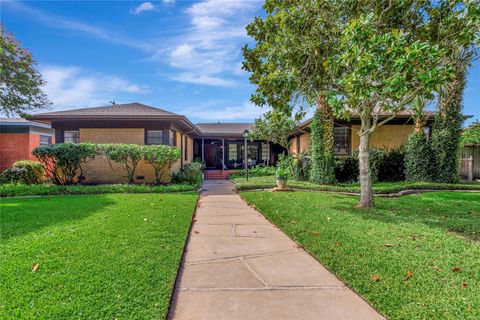 Photo of 4316 Caduceus Place, Galveston, TX 77550 (MLS # 35749593)