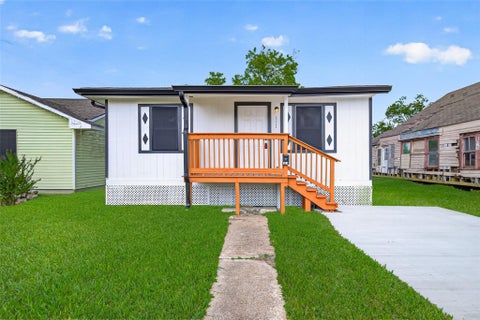 Photo of 111 N 4th Street, La Porte, TX 77571 (MLS # 37886666)