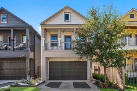 Photo of 612 E 27th Street, Houston, TX 77008 (MLS # 54806096)